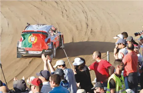  ??  ?? Paddon Hayden agradece o apoio do muito público que esteve em Lousada, desfilando com uma bandeira de Portugal na traseira do carro