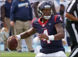  ?? SCOTT VARLEY — DAILY BREEZE, FILE ?? The Texans’ Deshaun Watson throws a touchdown pass during a 2019game in Carson.