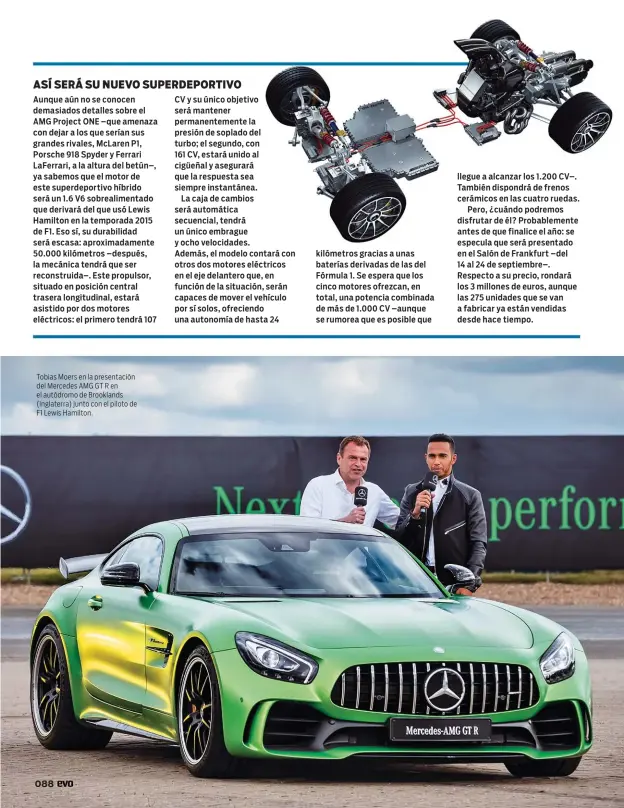  ??  ?? Tobias Moers en la presentaci­ón del Mercedes AMG GT R en el autódromo de Brooklands (Inglaterra) junto con el piloto de F1 Lewis Hamilton.