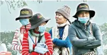  ?? PIC/PTI ?? Tourists wear masks to protect themselves from heavy smog in New Delhi on Thursday