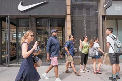  ?? FOTO: AP ?? La marca Nike entró en una polémica campaña que ha tenido reacciones diversas en EU