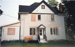  ?? JOURNAL SENTINEL ANGELA PETERSON, MILWAUKEE ?? A family photo shows the 1920s Merton farmhouse as it looked when the Blues purchased it in 1994.