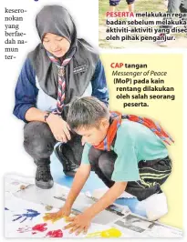  ??  ?? PESERTA melakukan regangan badan sebelum melakukan aktiviti-aktiviti yang disediakan oleh pihak penganjur. CAP tangan Messenger of Peace (MoP) pada kain rentang dilakukan oleh salah seorang peserta.