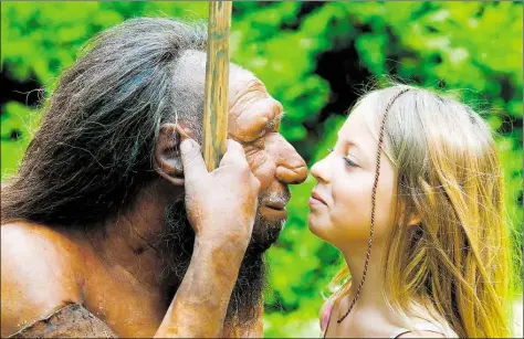  ?? BILD: DPA ?? Begegnung mit der eigenen Geschichte: Neandertal­er-Figur und junge Besucherin im Neandertha­l Museum