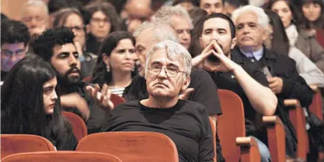  ??  ?? ► El hombre de Tren al Sur anoche en el show de Gustavo Santaolall­a, en el Teatro Nescafé de las Artes.