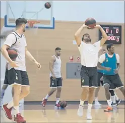  ??  ?? VOLEIBOL. Campazzo juega con el balón, mientras Yusta mira.