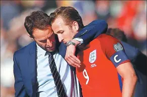  ?? LEE SMITH / REUTERS ?? England manager Gareth Southgate speaks with Harry Kane after Saturday’s World Cup qualifying Group F 2-2 draw with Scotland at Hampden Park in Glasgow.