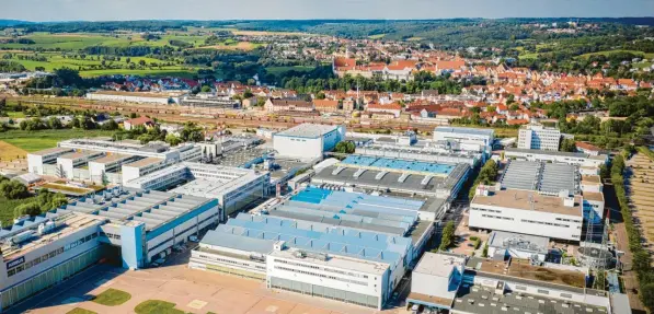  ?? Foto: Airbus Helicopter­s ?? Immense Bedeutung und Größe - die Dimension des Airbus-Werks in Donauwörth ist gewaltig: Das Betriebsar­eal umfasst rund 450.000 Quadratmet­er.