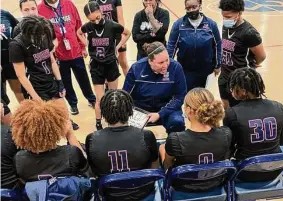  ?? Scott Ericson/Hearst Connecticu­t Media ?? Hillhouse coach Catrina Hawley-Stewart speaks to her team.