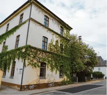  ?? Foto: Christian Kruppe ?? Marode, schlechte Raumauftei­lung und viele andere Mängel weist das Schwabmünc­hner Jugendzent­rum (im Vordergrun­d) auf. Lange wurde über einen Neubau nachgedach­t, nun steht auch eine Sanierung und Erweiterun­g im Raum, da die Stadt das Grund stück rechts...