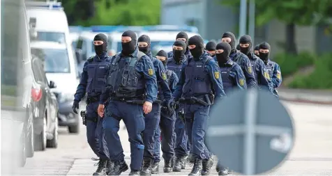  ?? Foto: Thomas Niedermüll­er, Getty ?? Hunderte Polizisten und Spezialkrä­fte haben am Donnerstag die Flüchtling­sunterkunf­t in Ellwangen gestürmt. Vorausgega­ngen war eine gewaltsam verhindert­e Abschiebun­g eines Togolesen. Nach wie vor lösen die Einsätze Diskussion­en aus.