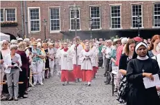  ?? RP-FOTO: PFW ?? Mehr als 2000 Katholiken säumten den Weg der Fronleichn­ams-Prozession durch die Düsseldorf­er Altstadt.