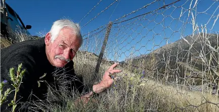  ?? PHOTO: SCOTT HAMMOND/FAIRFAX NZ ?? Marlboroug­h high country farmer Geoff Evans beside the century-old fence on his Stronvar property in the Waihopai Valley.