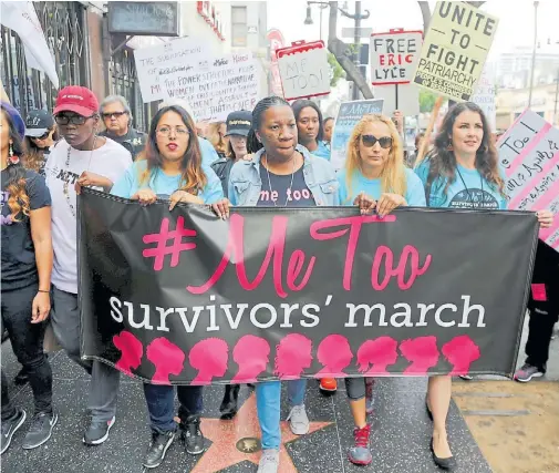  ?? AP PHOTO/DAMIAN DOVARGANES ?? En esta foto de archivo del 1 de noviembre de 2017, marcha en Los Ángeles. En el centro, Tarana Burke, fundadora del movimiento #MeToo.