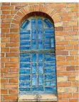  ?? FOTO: KUSIDLO/DPA ?? Die zerstörten Fenster der Zwölf-Apostel-Kirche wurden nach dem Zweiten Weltkrieg durch leere Gin-Flaschen ersetzt.