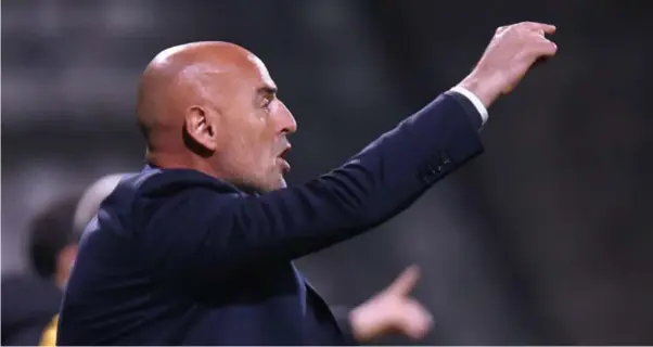  ?? FOTO JEFFREY GAENS ?? Trainer Kevin Muscat is er ondanks een lange inloopperi­ode niet in geslaagd een team op de mat te brengen.