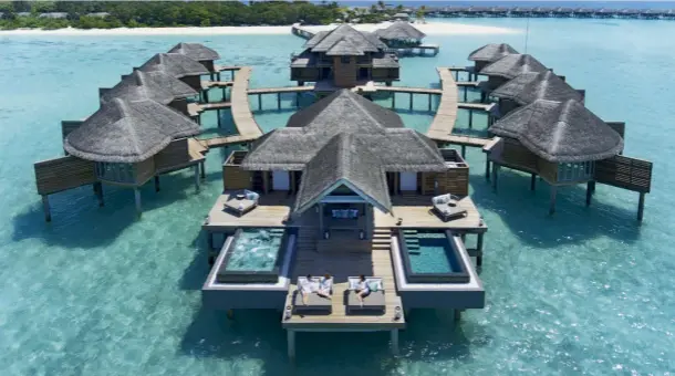  ??  ?? In alto, una veduta dell’Overwater wellness area della Merana Spa, con solarium, idromassag­gio e vasca fredda a immersione sospesi sul blu.