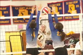  ?? Photo by Becky Polaski ?? Ramettes Annasophia Stauffer, 4, and Ella Lindberg, 23, team up to try to block a kill attempt by ECC’s Reagan Bauer, 11, during the third set of Thursday’s match.