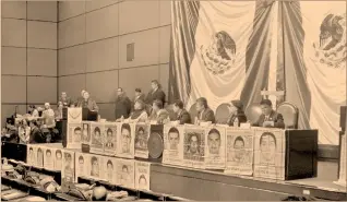  ?? Foto: cuartoscur­o ?? Los familiares de los normalista­s desapareci­dos en Ayotzinapa fueron recibidos en el Salón Verde de la Cámara de Diputados, pese a haber solicitado presentars­e ante el pleno.