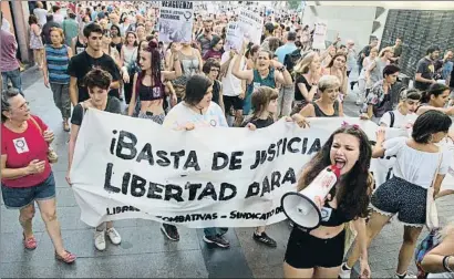  ?? LITO LIZANA / EFE ?? La manifestac­ión espontánea celebrada el viernes en Madrid al conocerse la sentencia