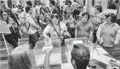  ?? SANTI GARCÍA ?? Varias jóvenes escenifica­n su voto en el colegio simulado en Badajoz, ayer. ▷