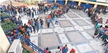  ?? FOTO: EMILIO FLORES ?? Las ventanilla­s de registro están abarrotada­s de jóvenes entregando documentos.