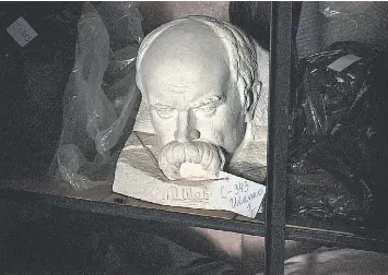  ?? ALBERT LORES ?? Los únicos cuadros que los rusos dejaron en el museo de Jersón, apilados en una sala.