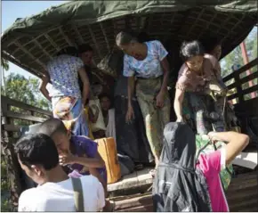  ?? /AFP ?? Teachers and displaced Rakhine state residents are evacuated by military troops last month to escape the conflict.