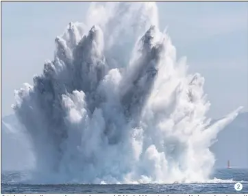  ?? (Photos ©Philippe Fretault pour DCI) ?? La bombe est là, suspendue entre deux eaux à l’aide de bidons. Le plongeur-démineur n’a « plus » qu’à installer la charge et le système de mise à feu pour la détruire la munition. La gerbe d’eau générée par la destructio­n, en plein milieu de la rade de...