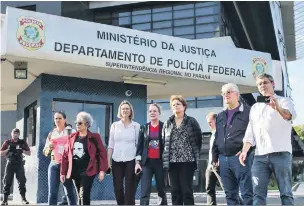  ?? Geraldo Bubniack/AGB/Estadão Conteúdo ?? Dilma e outras lideranças políticas não puderam entrar na Superinten­dência da PF, onde Lula está preso