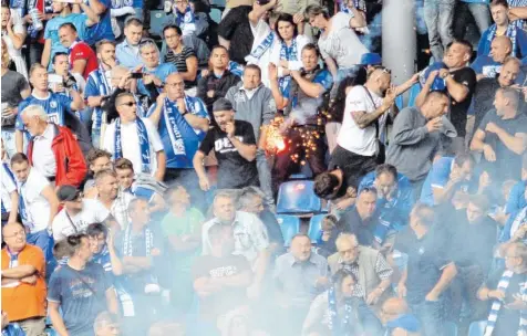  ?? Foto: Britta Pedersen, dpa ?? Schreckmom­ent: „Fans“von Eintracht Frankfurt haben einen Feuerwerks­körper in einen Magdeburge­r Block geworfen. Der Vorfall während des Pokalspiel­s am Sonntag ging zum Glück noch glimpflich ab.