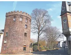  ??  ?? Am Rande der verkehrsbe­ruhigten Altstadt befindet sich der Peterturm, der Ende des 15. Jahrhunder­ts errichtet wurde.