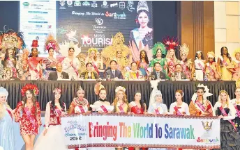  ?? — Photo by Roystein Emmor ?? Hii, flanked by Ooi (seated on stage, fourth le ) and Law, with others in a group photo with the finalists of Miss Tourism Internatio­nal 2022 World Final.