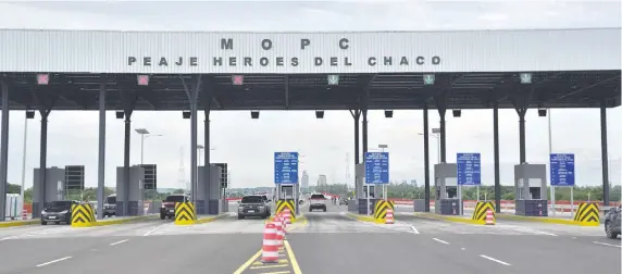  ?? ?? Pocos vehículos circularon ayer en el primer día de habilitaci­ón del Puente Héroes del Chaco. Los usuarios cuestionar­on la elevada tarifa del peaje.