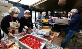  ??  ?? Autour du chef cuisinier Pascal Valladon, une trentaine de bénévoles préparent ce mardi  repas. (Photo François Vignola)