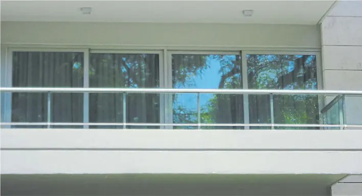  ??  ?? CLAVES.
Hay cuatro factores que influyen en la calidad de una ventana: el marco, el vidrio, los herrajes y los accesorios, y la instalació­n.