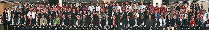  ??  ?? 來自國內各地的屬會代­表，在馬來西亞興安會館總­會第48屆全國代表大­會進行前舉行大合照。