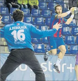  ?? FOTO: MANEL MONTILLA ?? Víctor Tomàs encarando al meta Eceolaza en un duelo Barça-Guadalajar­a