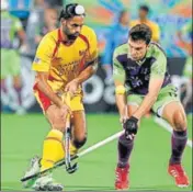  ?? HIL ?? Ranchi Rays’ Sarvanjit Singh is tackled by a Delhi Waveriders player during their HIL match in New Delhi on Tuesday.