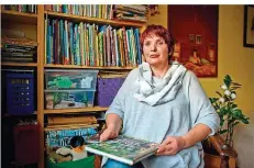  ?? FOTO: OLIVER DIETZE ?? Ellen Lischewski liebt Kinderbüch­er und die Arbeit mit Kindern und Büchern. So hat sie ihren Traumberuf gefunden.