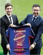  ?? ALBERT GEA/REUTERS ?? BIKIN TENANG: Sergi Roberto (kiri) dan Presiden Barcelona Josep Maria Bartomeu setelah menandatan­gani perpanjang­an kontrak.