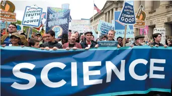  ??  ?? La Marche pour les sciences, qui a été lancée à Washington, s’est attiré l’appui de dizaines d’associatio­ns scientifiq­ues. - Associated Press: Sait Serkan Gurbuz