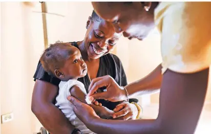  ?? FOTO: ADH/STUDNAR ?? Die Klinik in Lamardelle auf Haiti versorgt Menschen der Region, vor allem Frauen und Kinder mit Medikament­en, organisier­t Impfungen und berät zu Ernährung und Schwangers­chaft und Mutter-Kind-Gesundheit.