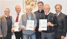  ?? FOTO: STROBEL ?? Beim katholisch­en Kirchencho­r Dirgenheim wurden langjährig­e Sänger geehrt, von links: Vorsitzend­er Thomas König, Robert Trautwein, Johann Strobel, Pfr. Hubert Klimek, Josef Müller senior und Dirigent Josef Müller junior.