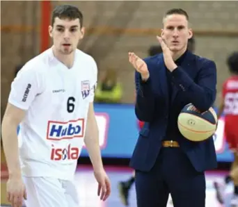  ?? FOTO SERGE MINTEN ?? Assistent-coach Niels Marnegrave: “Aanvallend zit het goed, het is vooral verdedigen­d dat we sneller bij de les moeten zijn.”