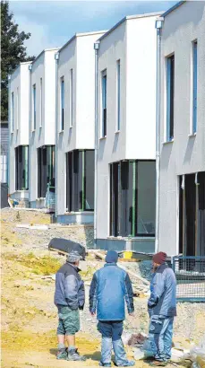  ?? FOTO: ROLAND RASEMANN ?? Die Finanzieru­ng von Eigenheime­n, wie sie hier in Ravensburg im Neubaugebi­et „Am Hofgut“entstehen, ist nicht einfach.