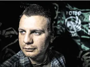  ?? FOTO: ANDY SPYRA/RND ?? „Wir müssen verhindern, dass die Russen Pokrowsk einkesseln“: Der 29-jährige Dmytro versucht, mit Drohnen den Vormarsch aufzuhalte­n.