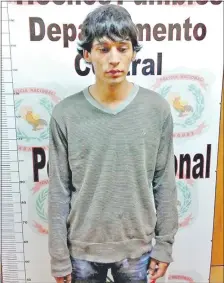  ??  ?? El malvivient­e Denis Ramón Vera Meza guarda reclusión en la sede de Investigac­iones de Central, tras ser arrestado.