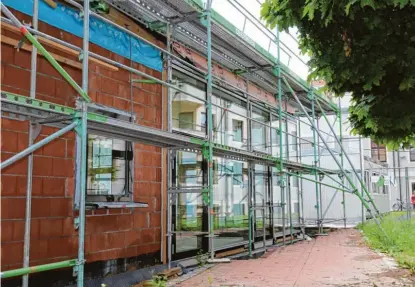  ?? Fotos: Marcel Rother ?? Der geplante Kinderhort (rechts) befindet sich noch weitestgeh­end im Rohbau, erst kürzlich wurden die neuen Fenster eingesetzt. Dahinter stehen die Container, in denen der Hort bislang untergebra­cht ist. Archäolo gische Grabungen hatten den Baubeginn...