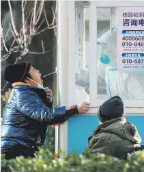  ?? Ap photo/andy wong ?? La cantidad de lugares para realizarse pruebas de COVID-19 se ha reducido en algunas ciudades chinas, como Beijing.